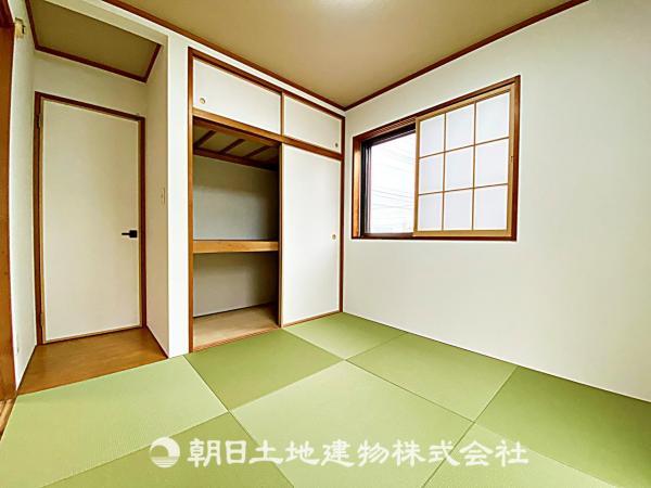 和室には障子が付いていて落ち着いた空間を演出します。 【内外観】リビング以外の居室