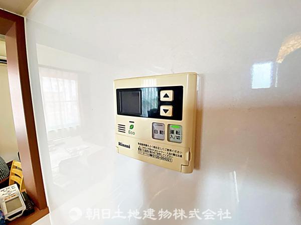 キッチンから操作できる追い炊き機能付き給湯リモコンです。 【設備】発電・温水設備