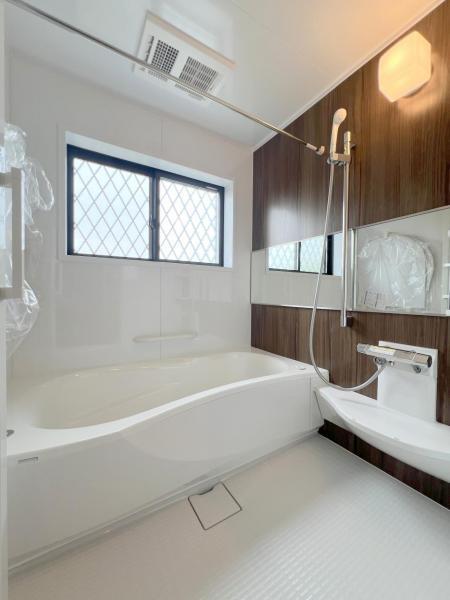 一坪タイプのＴＶ付の浴室暖房乾燥機付浴室で、足を延ばしてゆったり。洗剤や水アカですぐ汚れてしまう浴室もスポンジひとつでぐるりと掃除が完了するこだわりです。 【内外観】浴室