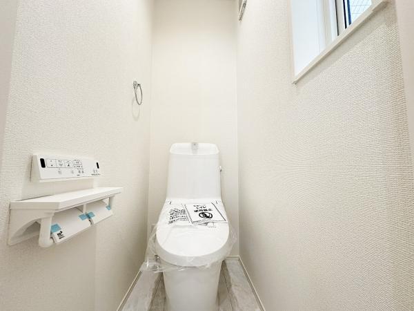 1階トイレは、洗浄機能を完備。窓も設けられており、清潔な空間の印象です。 【内外観】トイレ