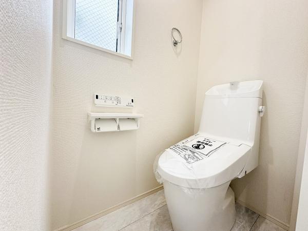 2階トイレも、洗浄機能を標準完備。清潔な空間の印象です。 【内外観】トイレ