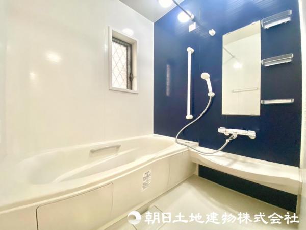 浴室は白を基調としており、清潔感を漂わせます！ 【内外観】浴室