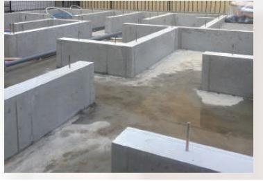 【コンクリートベタ基礎工法】地面全体を基礎で覆うため、不動沈下に対する耐久性や耐震性を向上します。また防湿対策にもなります。 【構造】構造・工法・仕様