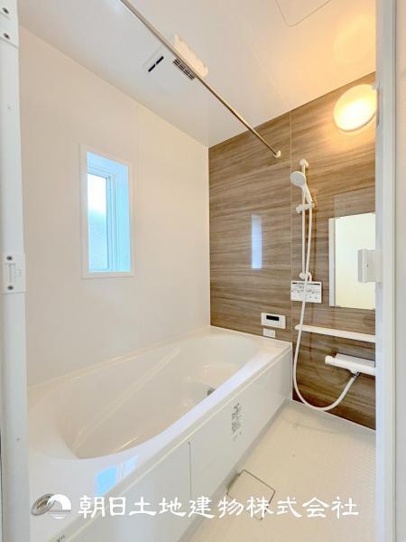 7号棟【ユニットバス】１坪のタイプの浴槽はご家族でもお一人でもくつろげる広さとなっており浴室乾燥機は花粉や梅雨時期に大活躍です！！ 【内外観】浴室