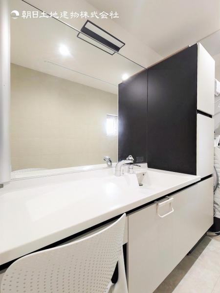 【洗面・脱衣所】使用頻度の高い場所だからこそ便利な空間に。多人数での使用も考えた便利な空間です 【内外観】浴室