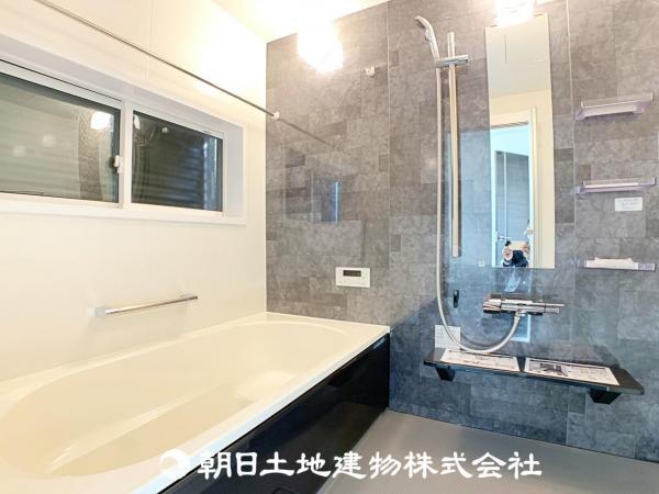 モダンな浴室が、くつろぎと清潔感を同時に提供します。 【内外観】洗面台・洗面所