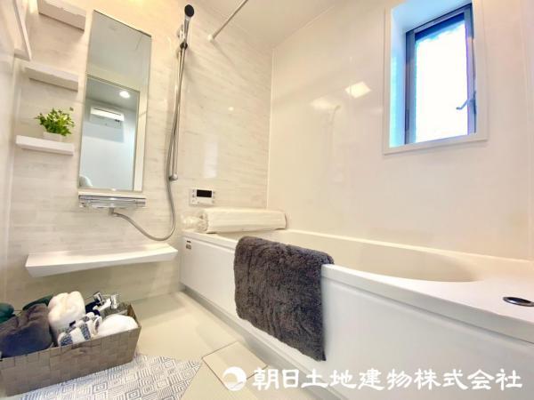 白い大理石調のアクセントパネルを使用したバスルーム！ 【内外観】浴室