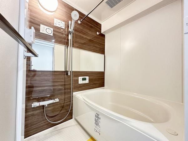 雨の日の洗濯物の乾燥にも便利な浴室換気暖房乾燥機を設置しています。 【内外観】浴室