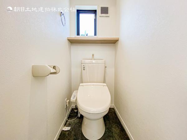 【トイレ】毎日使うからこそ、いつも清潔な状態が嬉しいです。　お掃除がしやすいモデルです。 【内外観】トイレ