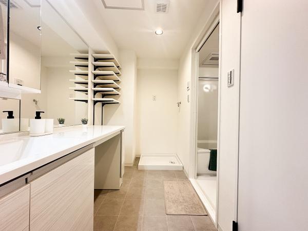 ゆとりの洗面スペースで朝の身支度もスムーズに、ご家族揃って身支度可能なゆとりの洗面室です。 【内外観】洗面台・洗面所