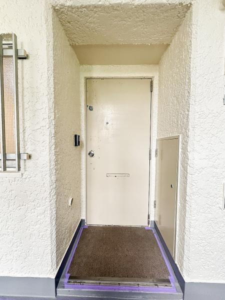 スタイリッシュでモダンな玄関アプローチが、お客様をお出迎えしてくれます。 【内外観】玄関
