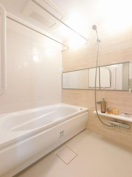 広々とした浴室は一日の疲れをいやす大切な空間足を延ばして体を癒してください。 【内外観】浴室