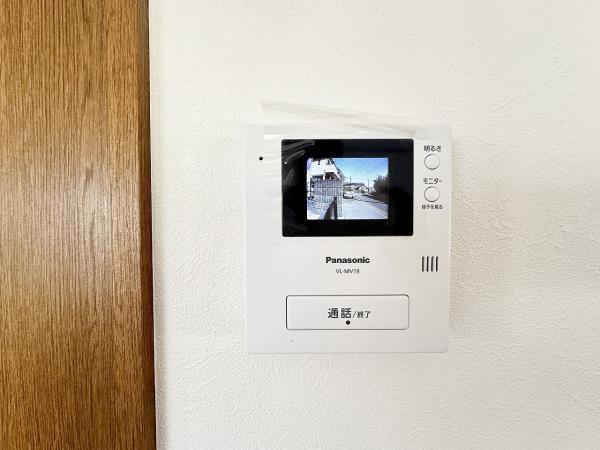 小さなテレビ画面のようなモニターが付いており、訪問者をすぐ確認することができます。 【設備】防犯設備