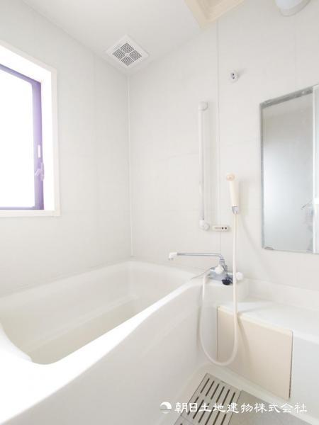 【浴室】お掃除のしやすさ・収納の便利さ等、おふろを使う人、お手入れする人、みんなにとっての「使いやすさ」を追求した浴室を採用いたしました。 【内外観】浴室