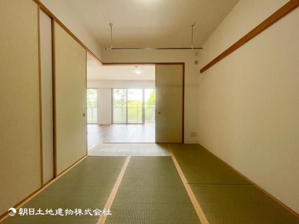 【和室】和室には洋室とはまた違った良さがある。畳の香りに癒され、日本を感じることのできる落ち着きある一部屋です。障子からこぼれる光も優しく心穏やかになる空間です。ここでお昼寝なんて・・・贅沢ですね。 【内外観】リビング以外の居室