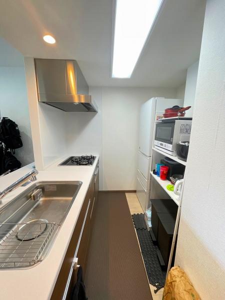 冷蔵庫置き場が確保されており、広々としたキッチンスペース 【内外観】キッチン