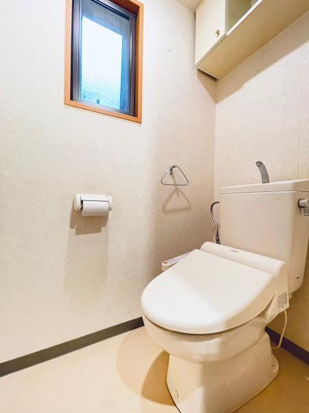 見た目がスマートで掃除がしやすいトイレ。 【内外観】トイレ