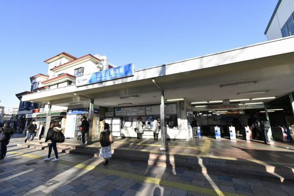 小田急線向ヶ丘遊園駅まで約1600ｍ　学生も多く、賑わいのある急行停車駅です。飲食店も豊富です！ 【周辺環境】駅