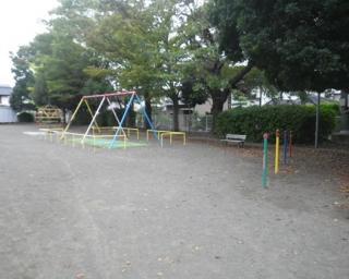 【浜田三塚公園】210ｍ　子どもが走り回れる広さの公園です。また、公園の設備には水飲み・手洗い場があります。 【周辺環境】公園