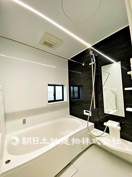 清潔感のあるカラーで統一された空間は、ゆったりとした癒しのひと時を齎す快適空間に仕上げられています。 【内外観】浴室