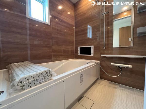 浴室には大型TVもあり、毎日の入浴時間もより楽しくなりそうです！ 【内外観】浴室
