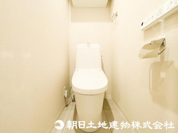 ウォシュレット付きの清潔感あるトイレ！ 【内外観】トイレ