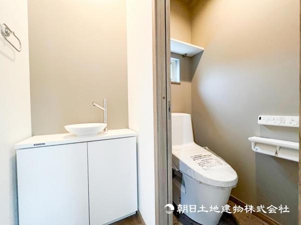 2階のトイレにも手洗い場があります。 【内外観】トイレ