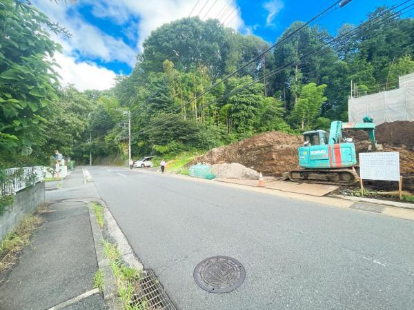 【土地】希望するエリアであれば、条件付き土地も選択肢の一つです 【内外観】前面道路含む現地写真